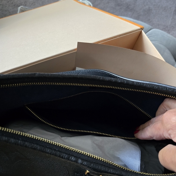 Handbag - Picture 2 of 8